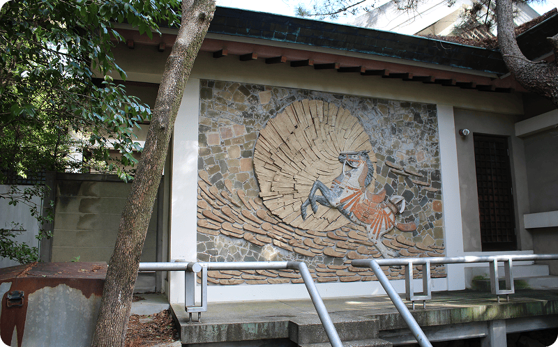 地場産業のモザイクタイルで作られた馬のレリーフ「神馬 天空に駆ける」