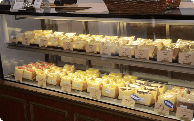 店頭限定や期間限定、数量限定のアイテムも多く、“その日だけの味”と出会える。「プレーン」1ピース400円など