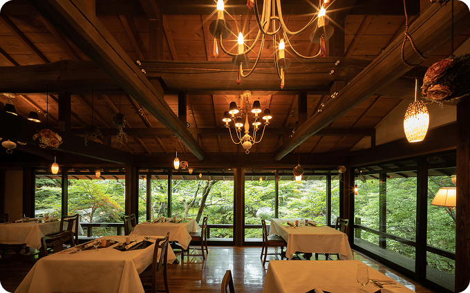 イタリアンレストラン「La tana nel BOSCO」の緑に囲まれた店内