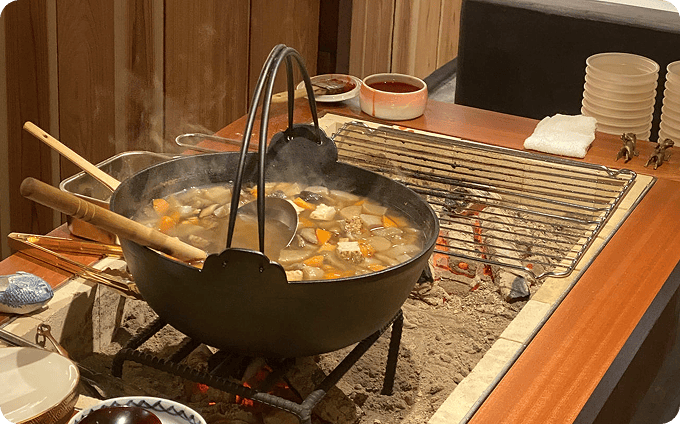 ジビエの滋味を余すところなくいただける鍋料理。囲炉裏から漂う炭の香りも心地良い