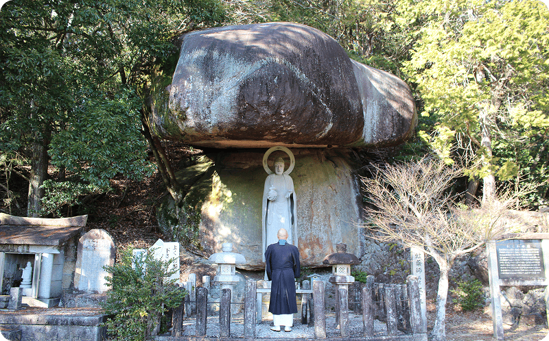 第2本尊「蛭薬師瑠璃光如来」。雲海や霧の上に浮いているように見えることも