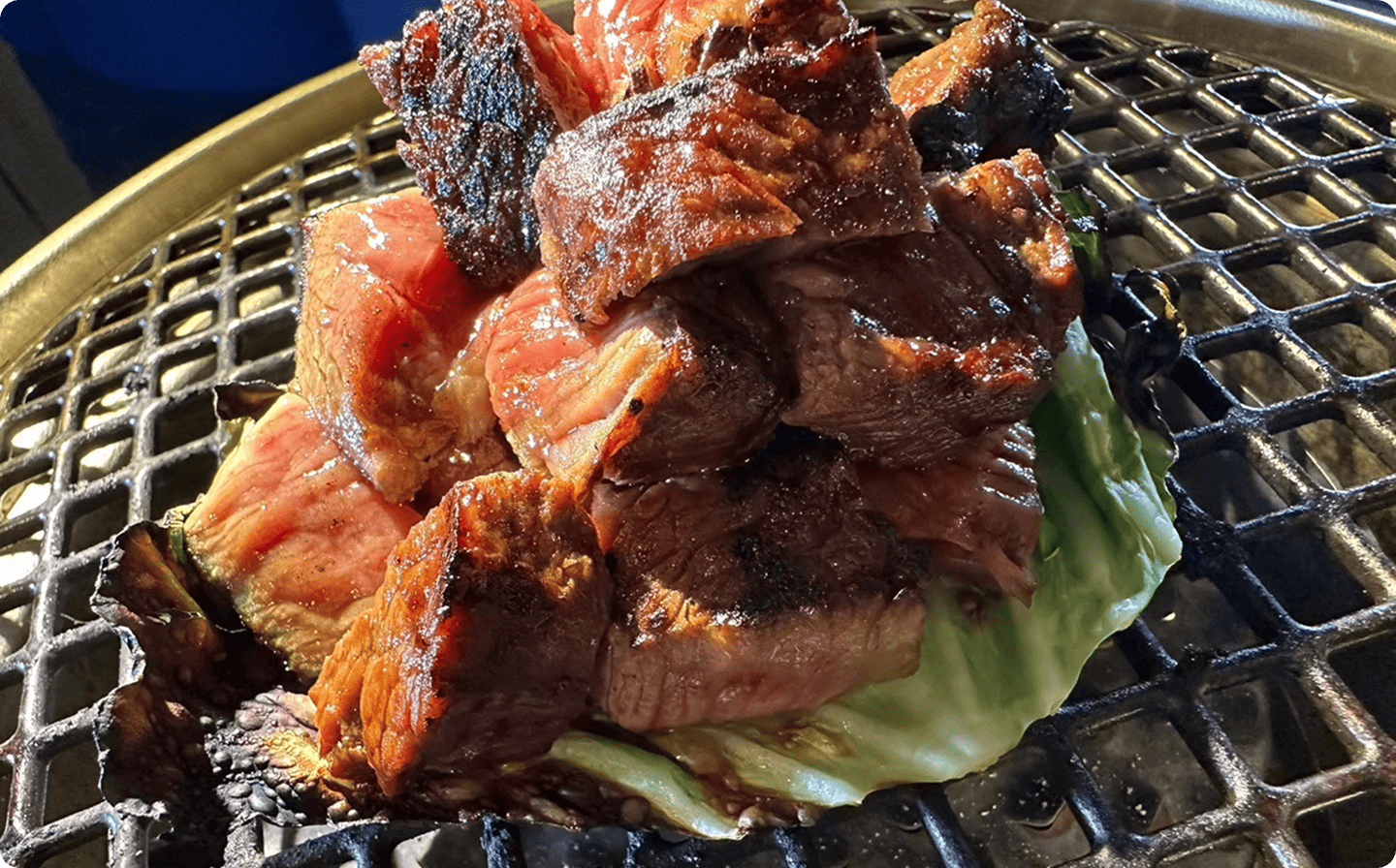 「WBステーキ」2,500円。ビールやワインなどお酒が進みそう