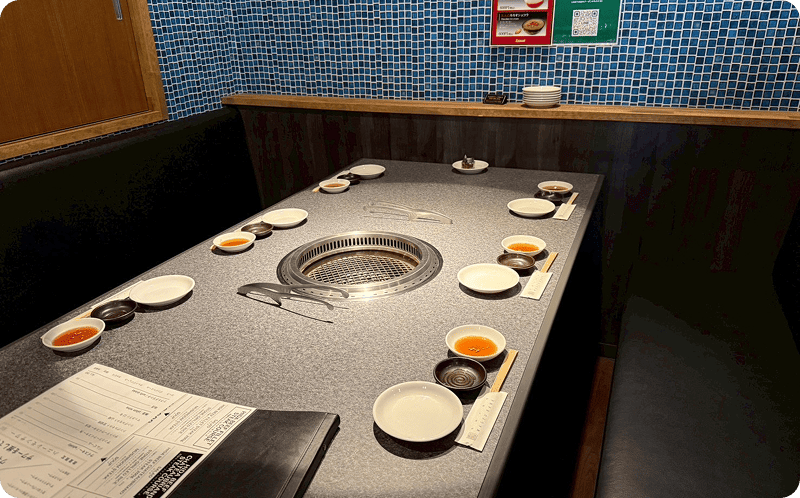 程よいプライベート感があるテーブル席。ほかにカウンター席もある