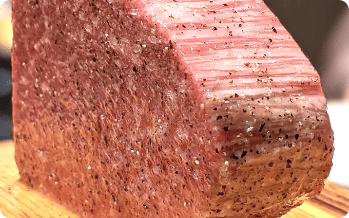 最高級の赤身部位・ヒレ。「ヒレステーキ（100g）」3,500円