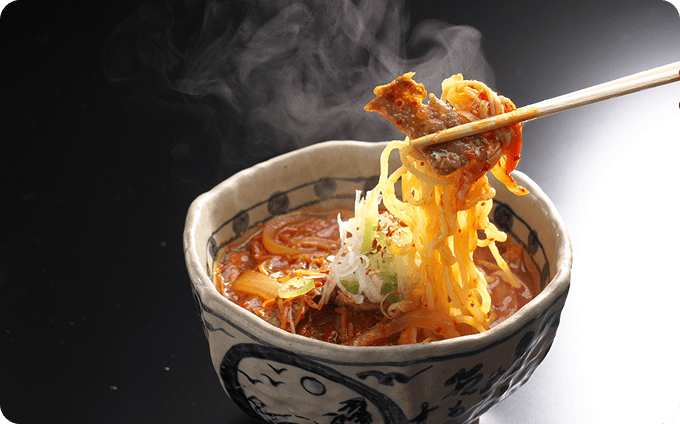 「ユッケじゃんラーメン」950円。和牛テールを6時間以上煮込んだ自家製スープがベース