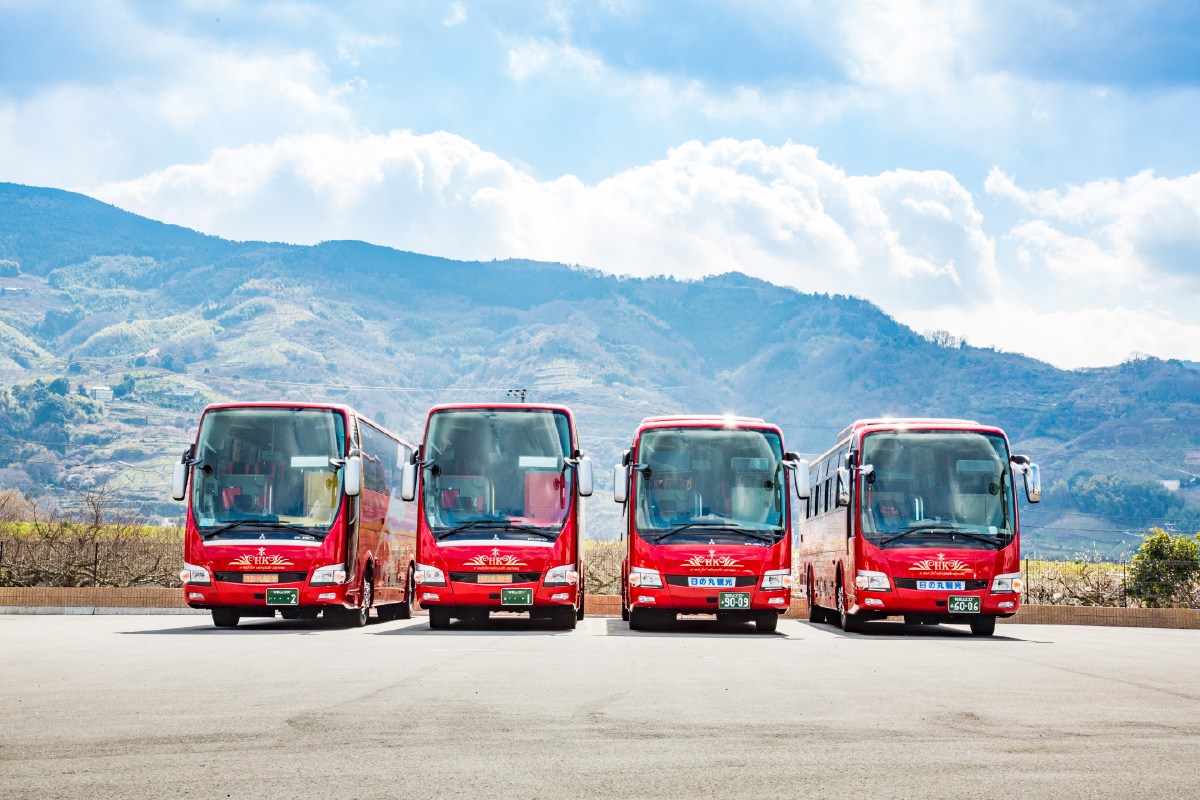 創業45年以上の実績を持つ日の丸観光バス。「安全・安心・快適」を大切に、多彩な旅を支えている