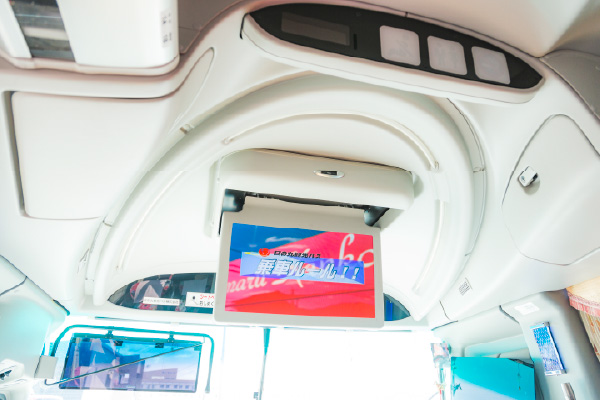 トイレや冷蔵庫、カラオケ付きなど、快適な移動を支える多彩な車両がそろう