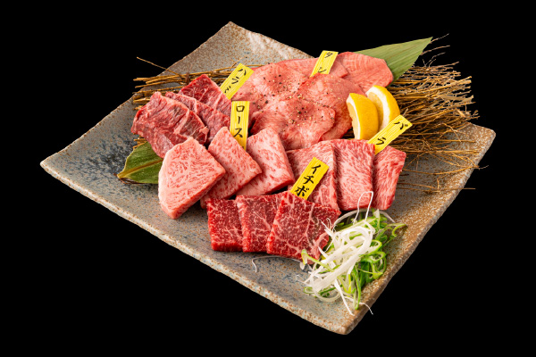 タンやハラミ、ロース、カルビなどを厳選した盛り合わせ　特上肉を味わえる人気の一皿