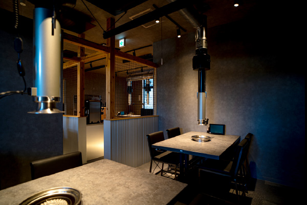 シック×大衆焼肉をイメージした店内