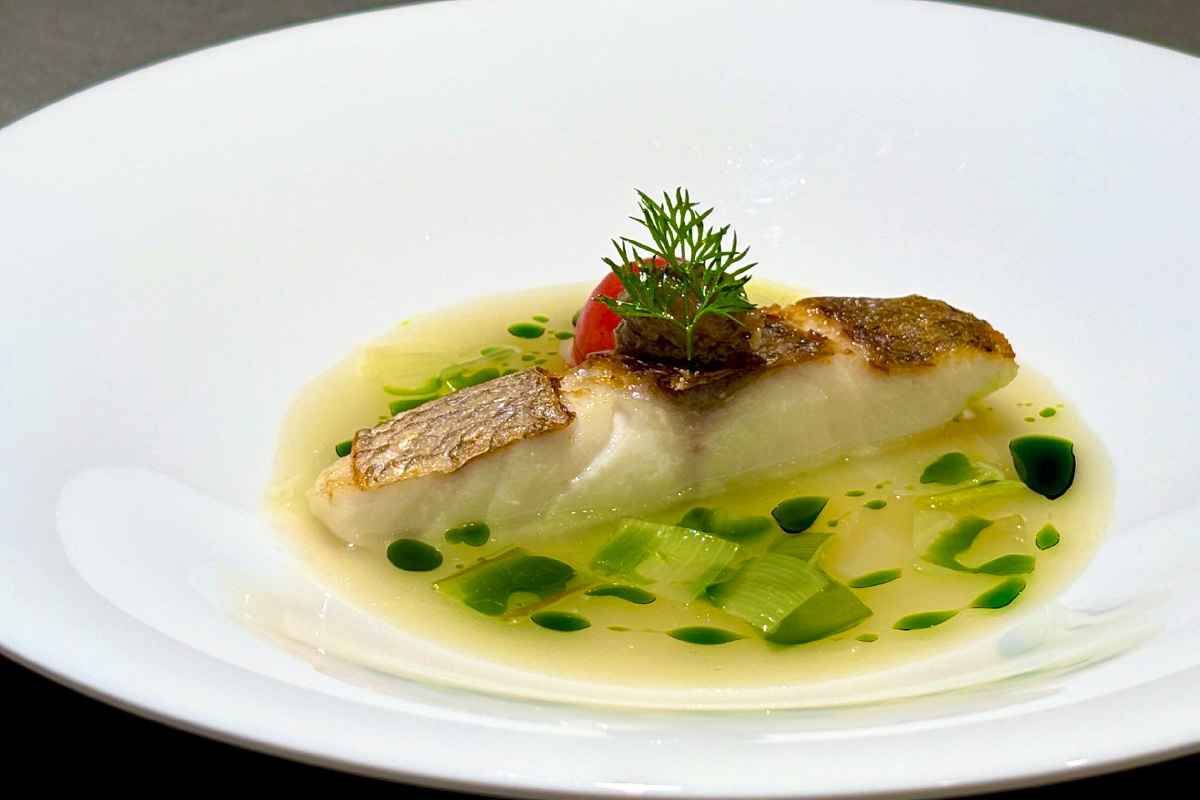 夜のコースの一品の一例「天然真鯛ポワレナージュ仕立て 南高梅のタプナードを添えて」　ランチ（3,500円/5,200円/7,700円）、ディナー（5,200円/7,700円/11,000円）のコースを用意