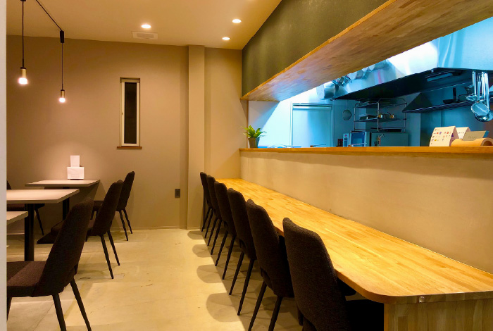 ナチュラルモダンの落ち着いた空間。ゆったりと食事を楽しめる