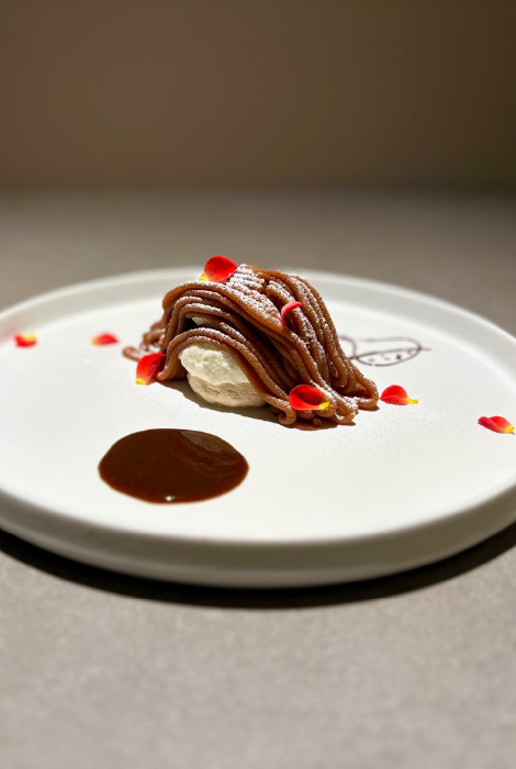 デザートや食後のコーヒーにも、店主のこだわりが光る