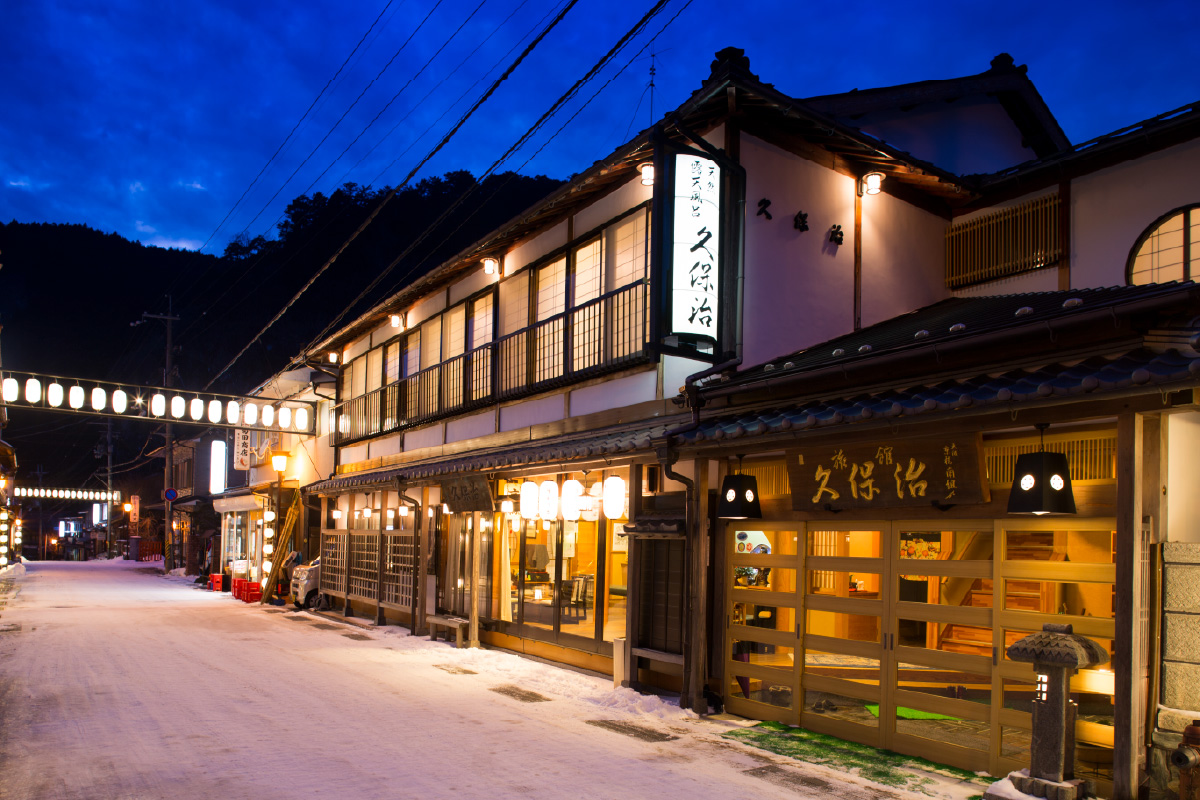 “関西の軽井沢”とも呼ばれる洞川温泉。提灯が灯る夕暮れの街並みが美しい