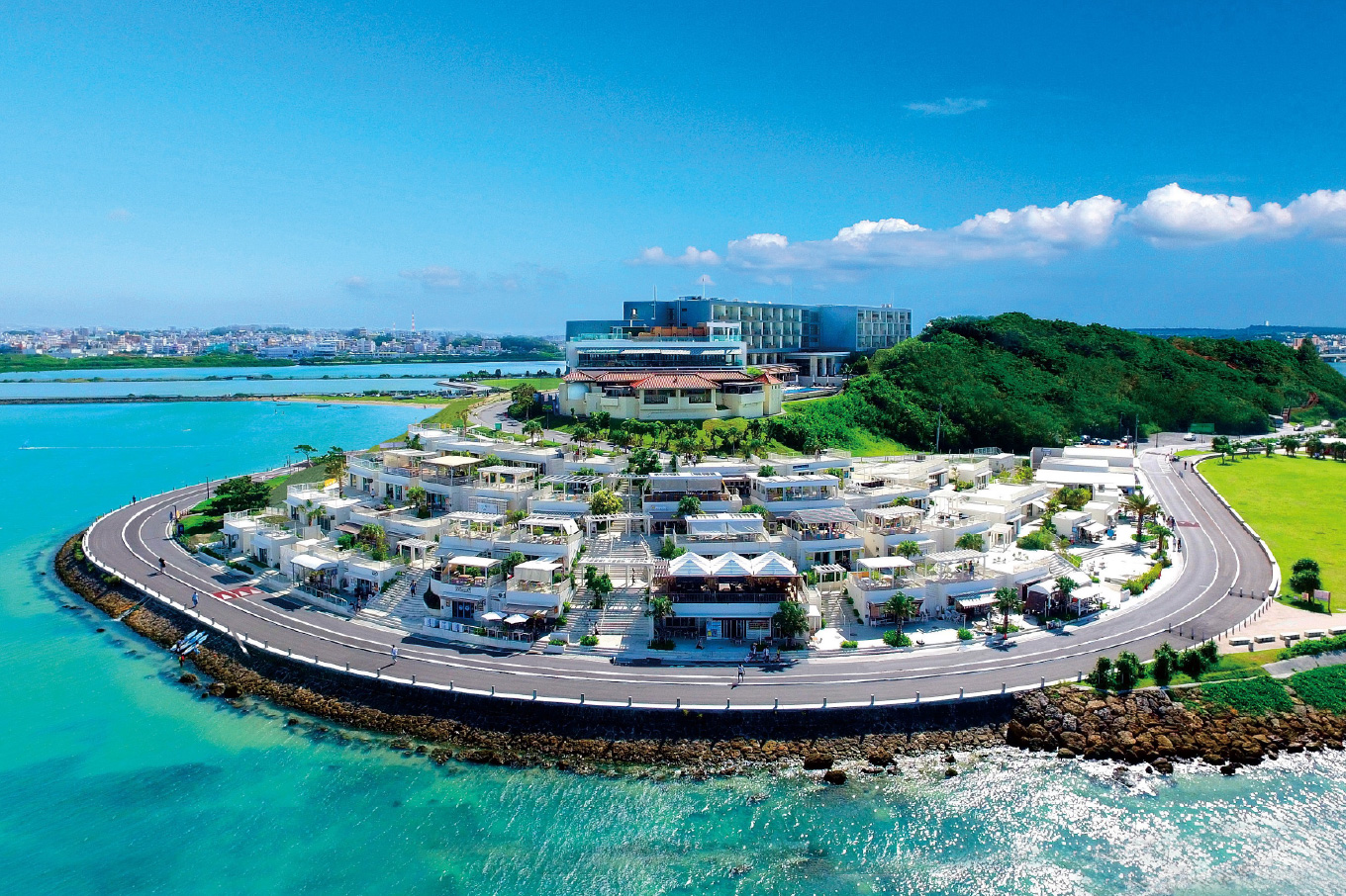 エメラルドブルーの海を望む南国リゾートのような街並み