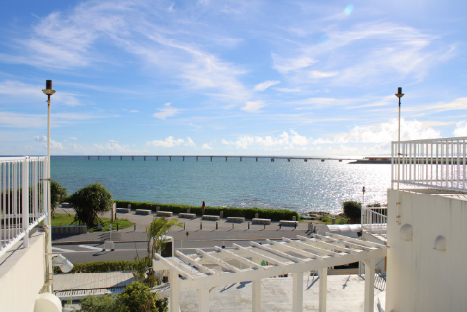 開放的な空間で食事や買い物を満喫しよう