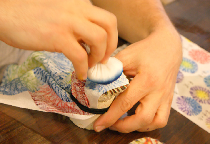 ”タンポ”という染め道具に色とりどりの染料を含ませて模様を浮き立たせる