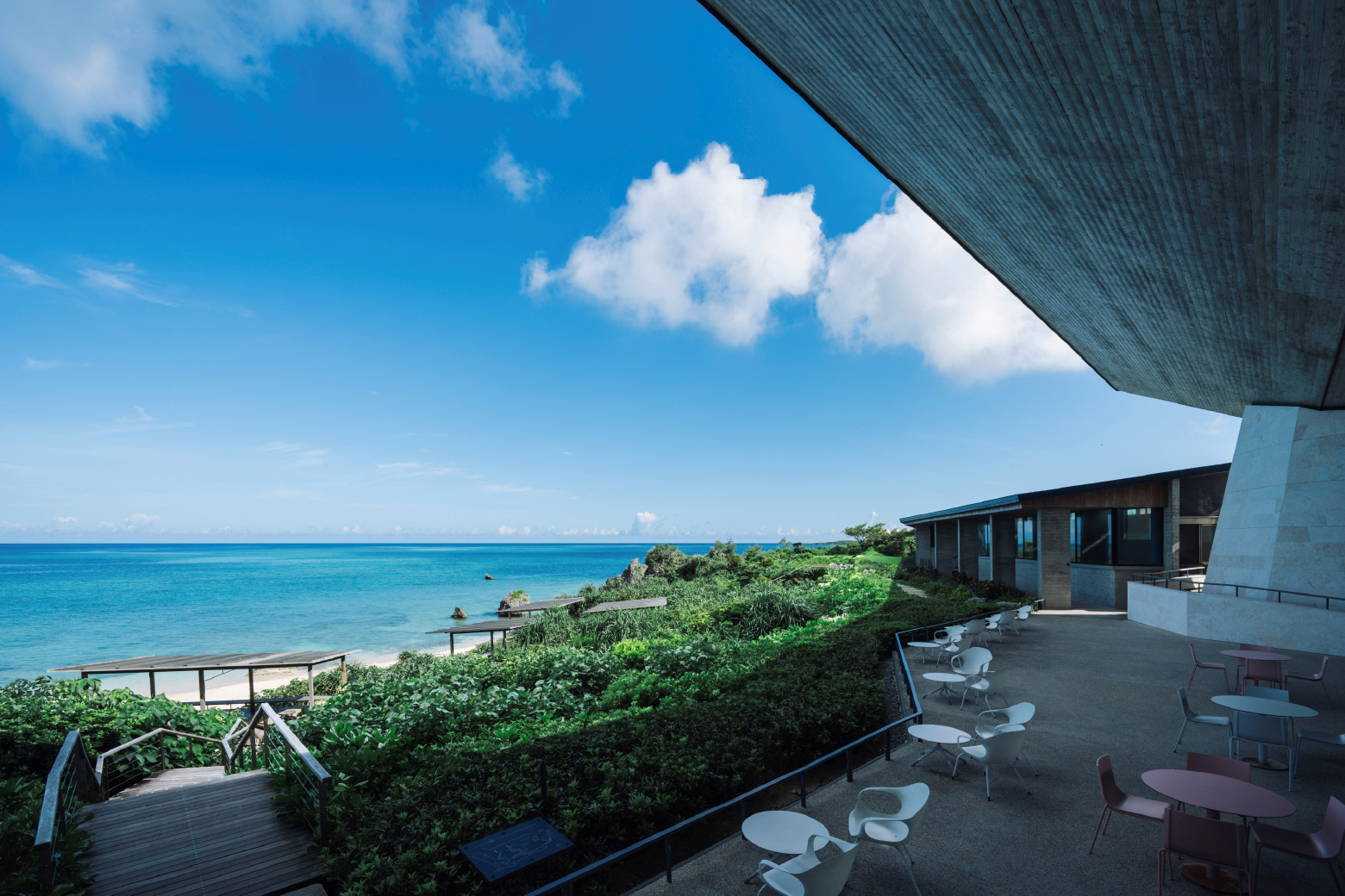 息をのむパノラマビューが広がる大屋根デッキ