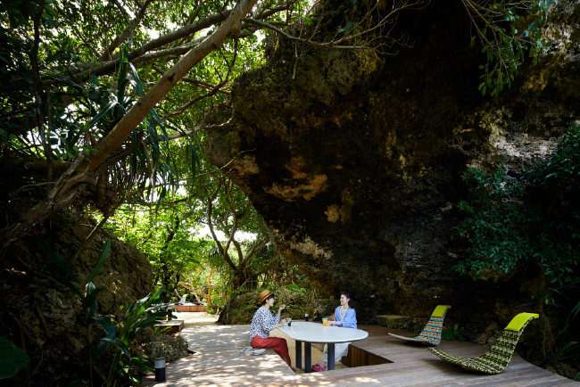 涼やかな岩陰でくつろげる岩場のテラスもある