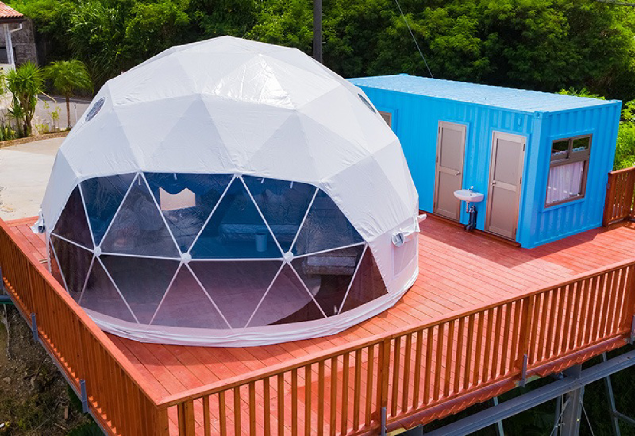 大きな窓が設置されたドーム型テント。室内にいながら美しい海が見渡せる