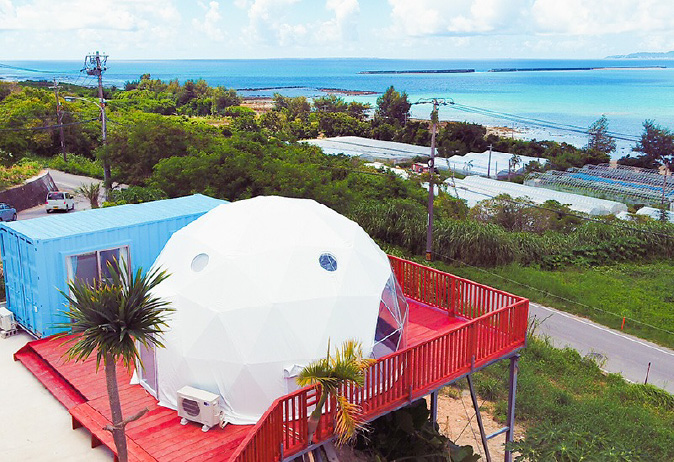 うるまの東海岸の海を望むロケーションにあるグランピング施設