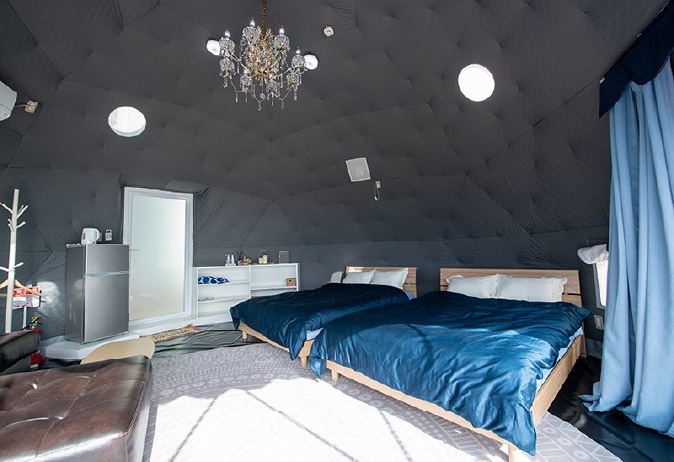 コンテナハウスにはベッドが設置されておりエアコンも完備