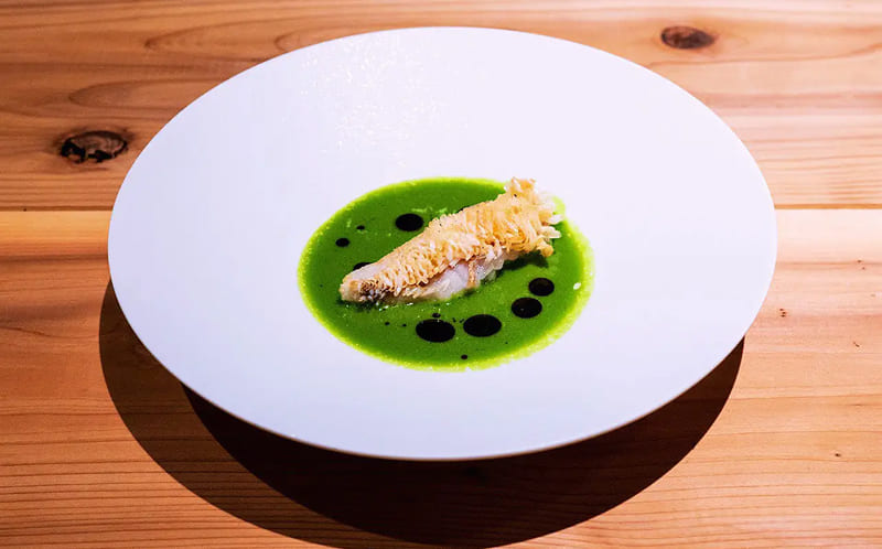 おまかせコースの魚料理。コースの内容は季節や旬に合わせて異なる