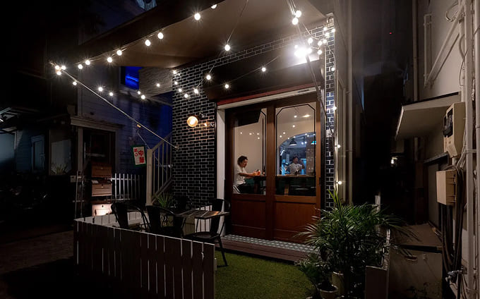 小庭にはテラス席も用意