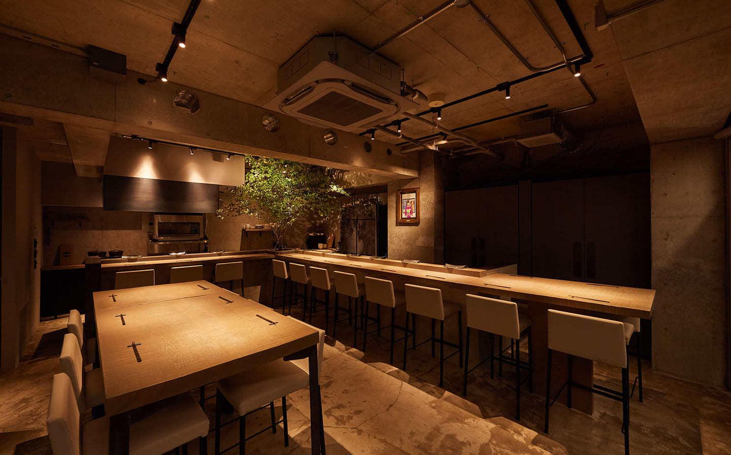 モダンな店内は、デートや記念日、カジュアルな接待などにも利用したくなる空間