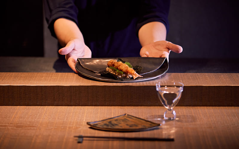 コース料理の一例の「エビの天ぷら手巻き」