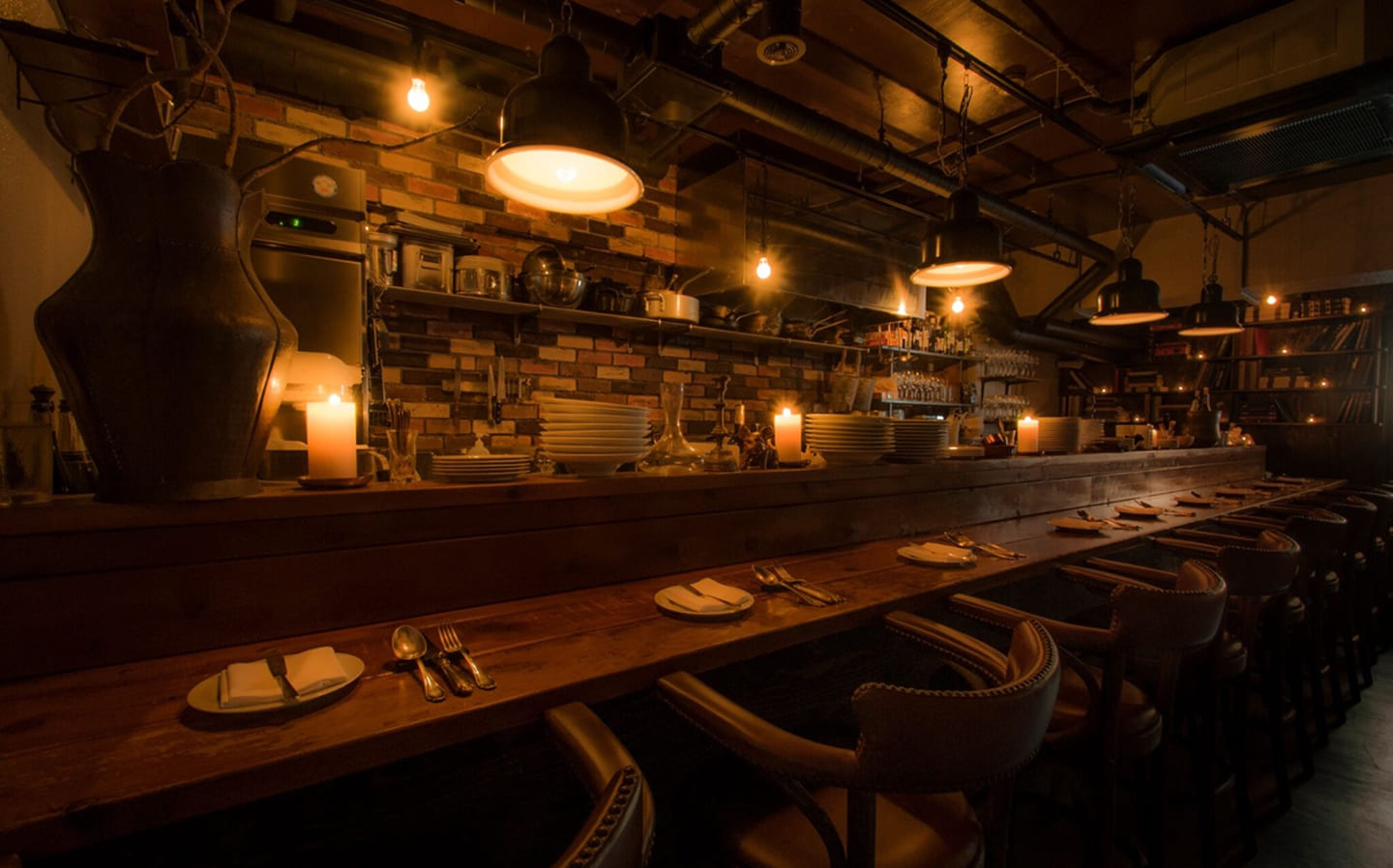 木のぬくもりを感じるヴィンテージ風な店内はムード抜群