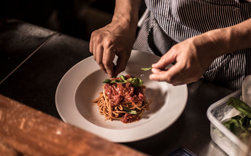 食材は全国から厳選。野菜は契約農家から仕入れ、安心安全で新鮮