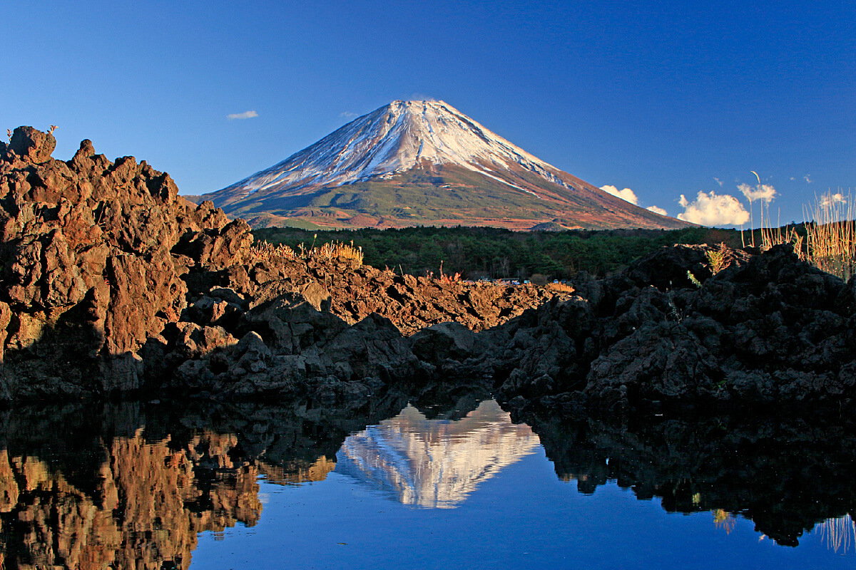 富士山の秀麗な姿を映す本栖湖。千円札のモデルとなった美しい姿