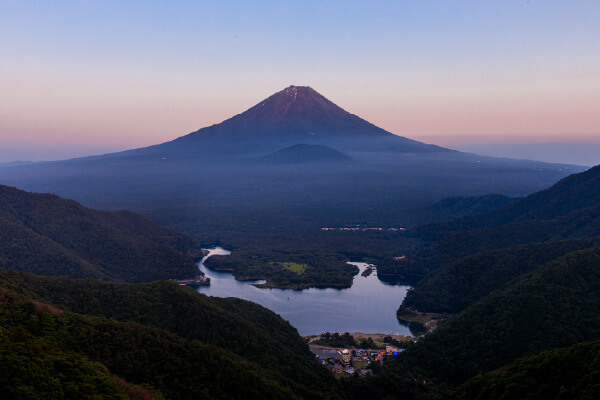 精進湖に映る富士山は、手前に小さな大室山を抱える風景が特徴的