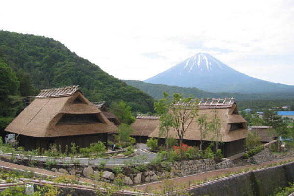 西湖の近くにある、昔の農村風景を復元した「西湖いやしの里 根場」