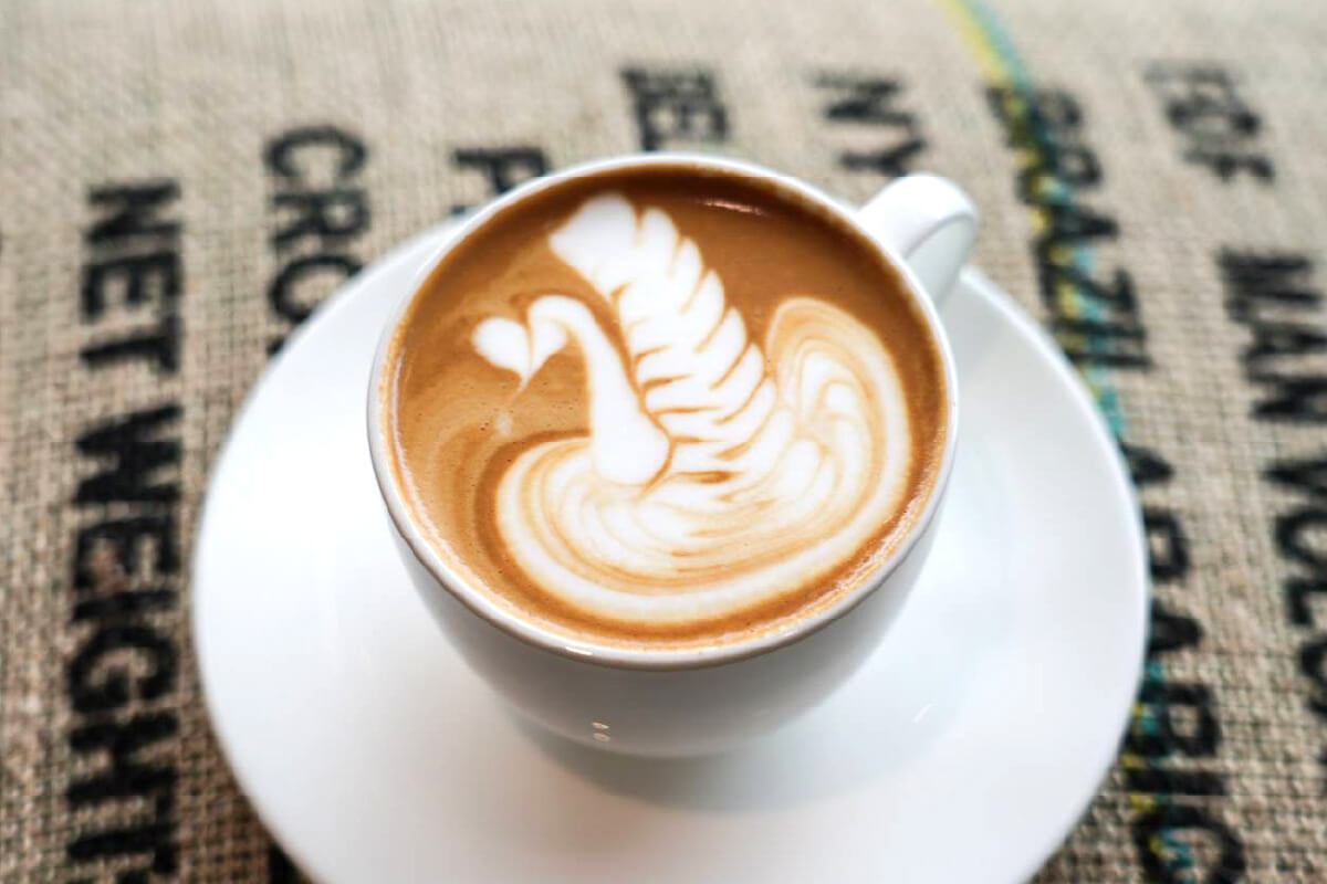 焙煎の個性を味わうブレンドコーヒーのほかにラテも人気メニュー