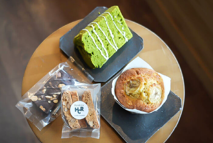 抹茶のシフォンケーキなど自家焙煎珈琲にあうスイーツも店の手作り