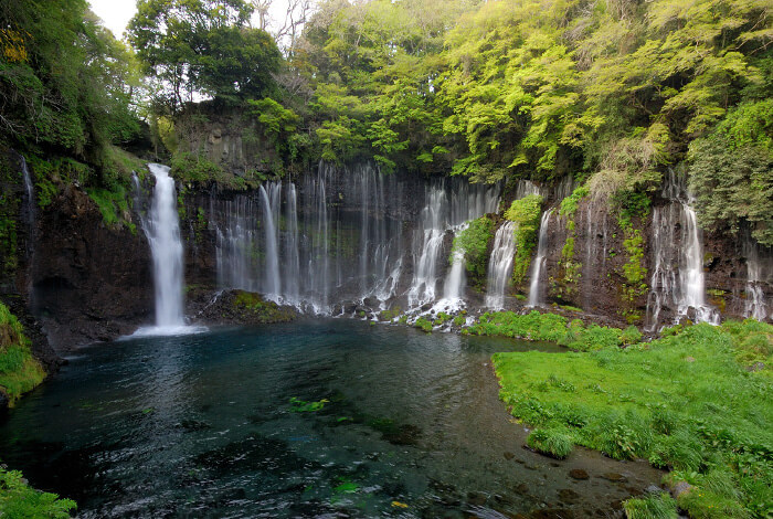 透明度が高くエメラルドグリーンに輝く滝壺