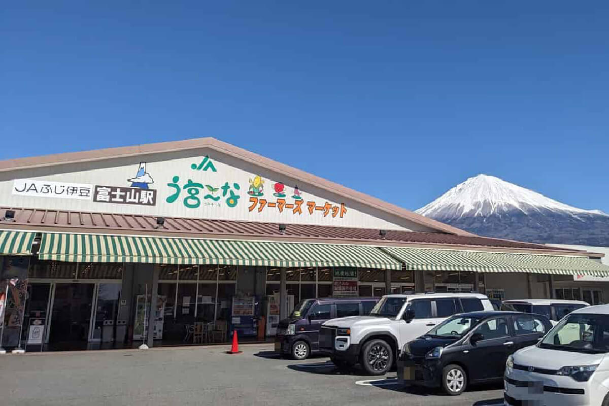 富士山をバックに建つ可愛いロゴが目を引く建物