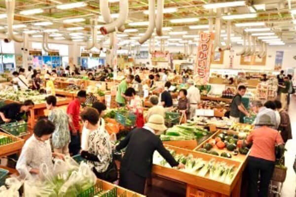 地元産野菜を買い求める人で賑わう店内。なるべく午前中に訪れるのがベター