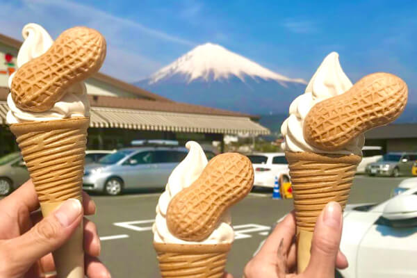 落花生型のモナカ皮がアクセントのソフトクリーム400円