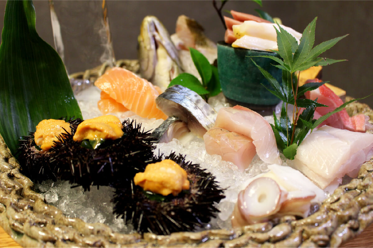 新鮮な旬魚の刺し身の盛り合わせ。目と舌で味わえる店一番の逸品