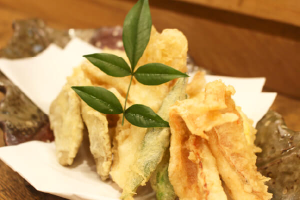 季節の野菜や魚など旬の天ぷらの盛り合わせ