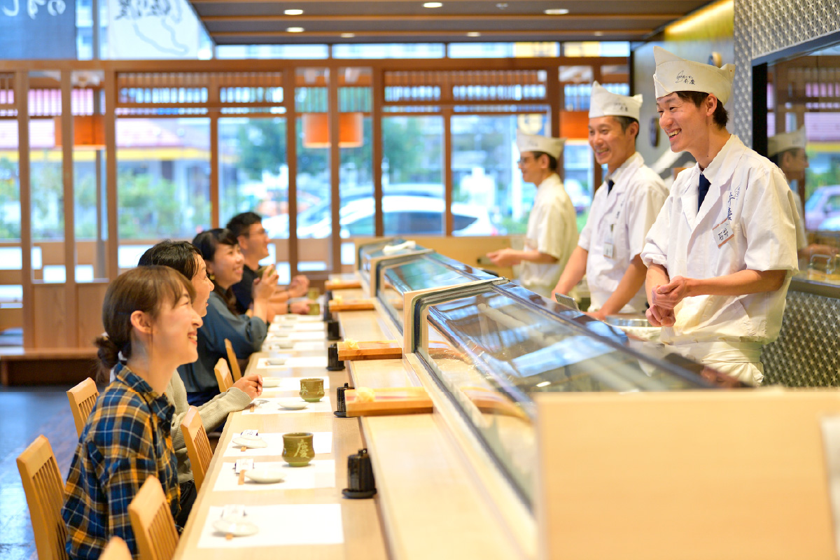 カウンター席では職人との会話も楽しめる