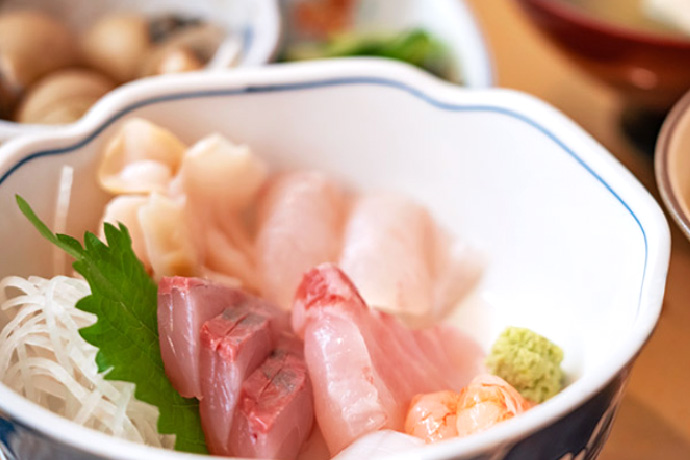 佐渡産コシヒカリのご飯と刺身に、小鉢、味噌汁が付いた昼ランチの地魚刺身定食（2,000円）