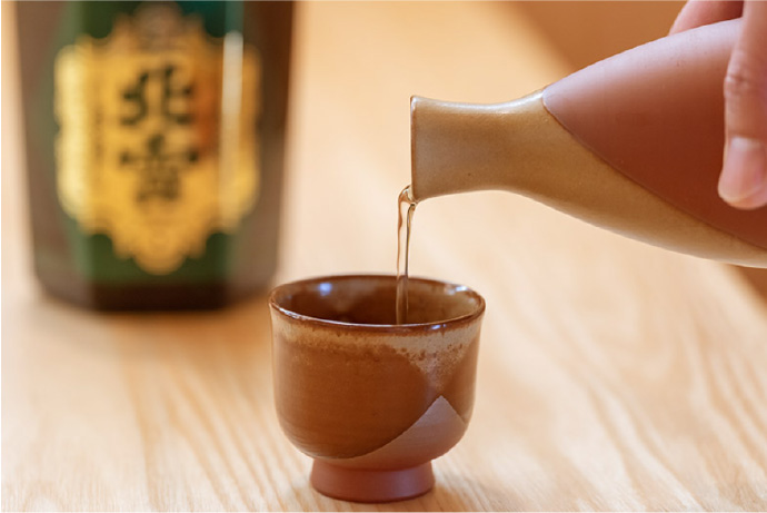 島内5つの酒蔵の日本酒を揃え、飲み比べも楽しめる