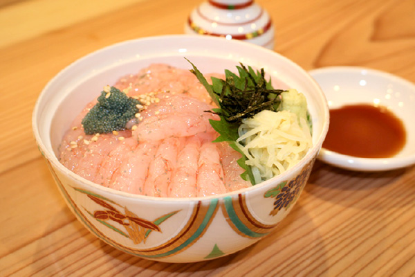 新潟沖で水揚げされた南蛮海老を贅沢に盛り付けた「南蛮海老丼」