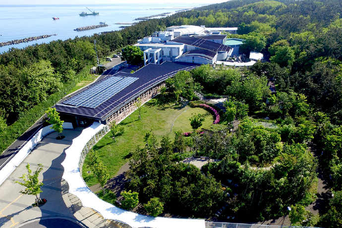 日本海に面した立地の水族館。館内は広々とした空間