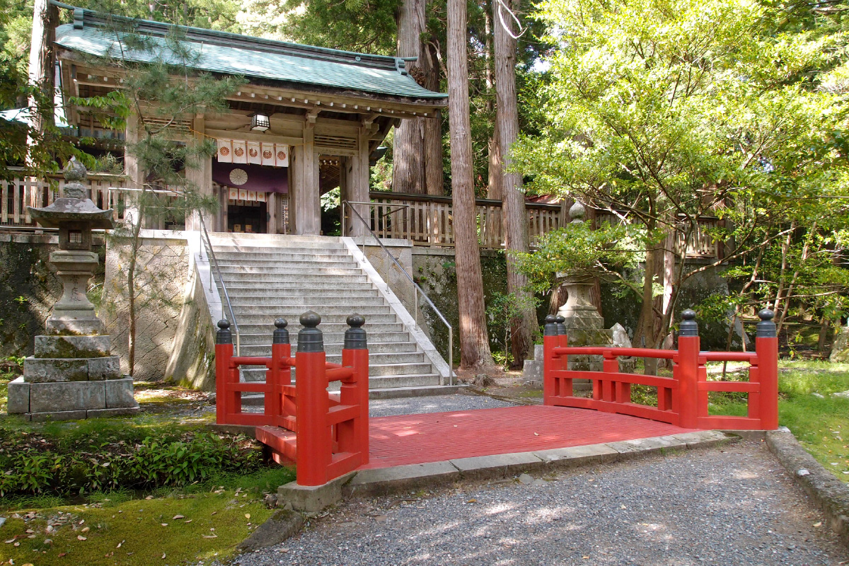 木々に囲まれた境内の神橋を渡って神門へ