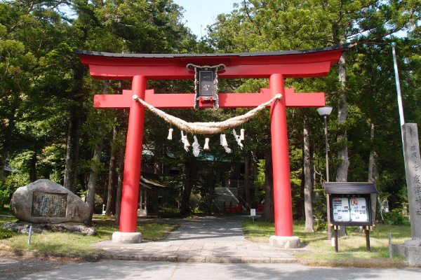 境内への入り口となる二の鳥居