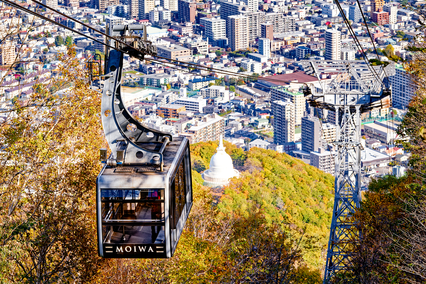 山麓駅から中腹駅まではロープウェイでアクセス。眼下は石狩湾と札幌の町の大パノラマ！